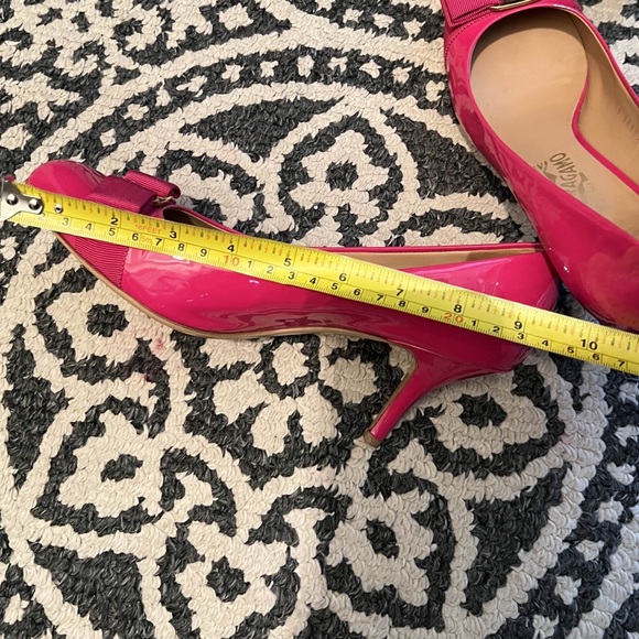 Salvatorre Ferragamo | Vara Bow Patent Leather Pumps | size 8 | Hot pink - Picture 9 of 9
